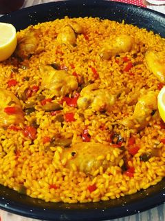 Una foto de Paella de arroz con pollo