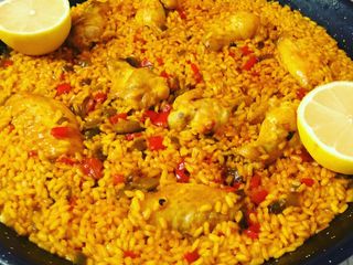 Paella de arroz con pollo
