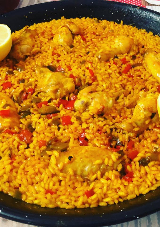 Una foto de Paella de arroz con pollo
