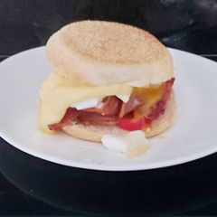A picture of My Muffin, Bacon,Sweet Pepper and Poached Egg also Hollindaise🧡.