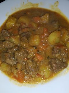 Una foto de Guisado de carne con patatas