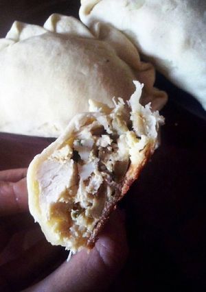 Una foto de Empanadas de pollo, aceitunas y verdeo