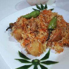 A picture of Chicken aloo ki biryani.