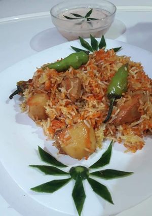 A picture of Chicken aloo ki biryani.