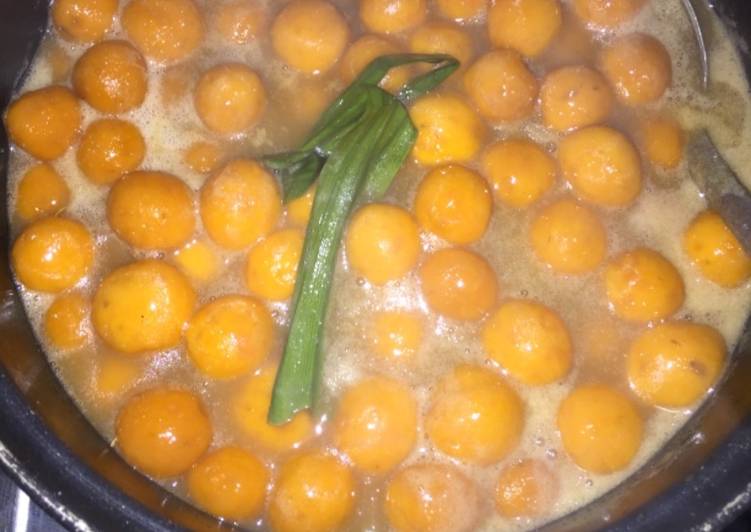 Kolak biji salak ubi kuning Kolak biji salak ubi kuning