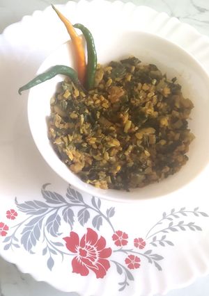 कांदा पात सुकी भाजी (Kanda Pat Sukhi Bhaji Recipe In Marathi) रेसिपी चे मुख्य फोटो 