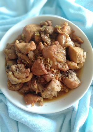 Hình của món Thịt gà kho sả ớt.