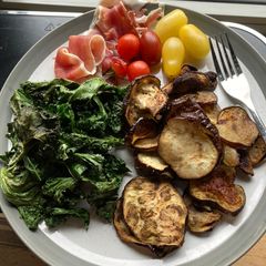 A picture of Air fryer crispy kale and roasted aubergine crisps with jambon and heritage tomatoes - energy saving.
