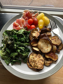 A picture of Air fryer crispy kale and roasted aubergine crisps with jambon and heritage tomatoes - energy saving.