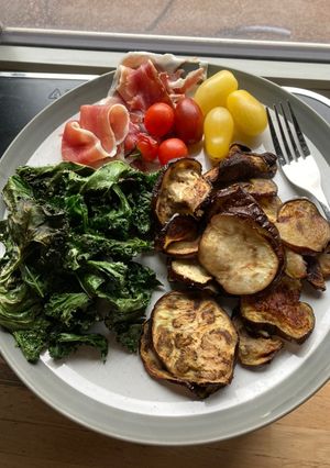 A picture of Air fryer crispy kale and roasted aubergine crisps with jambon and heritage tomatoes - energy saving.