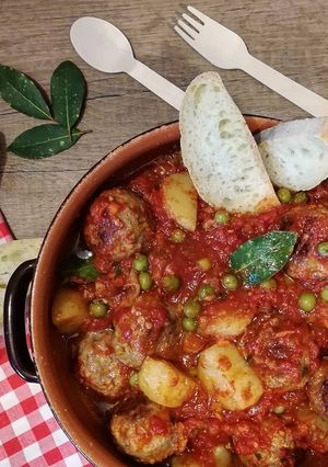 Foto di Polpette di carne al sugo con patate e piselli 🌷