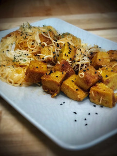 Una foto de Chow mein de arroz con tofu birmano caramelizado