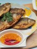 Cá diếc chiên giòn xoài bằm