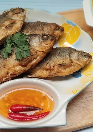Hình của món Cá diếc chiên giòn xoài bằm.