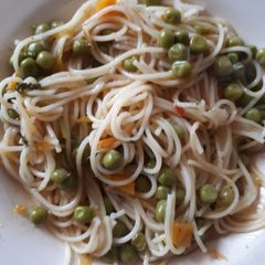 Spaghetti stir fried in peas A picture of Spaghetti stir fried in peas.
