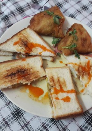 A picture of Samosa Sandwitch.