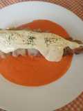 Rape con coulis de pimientos rojos
