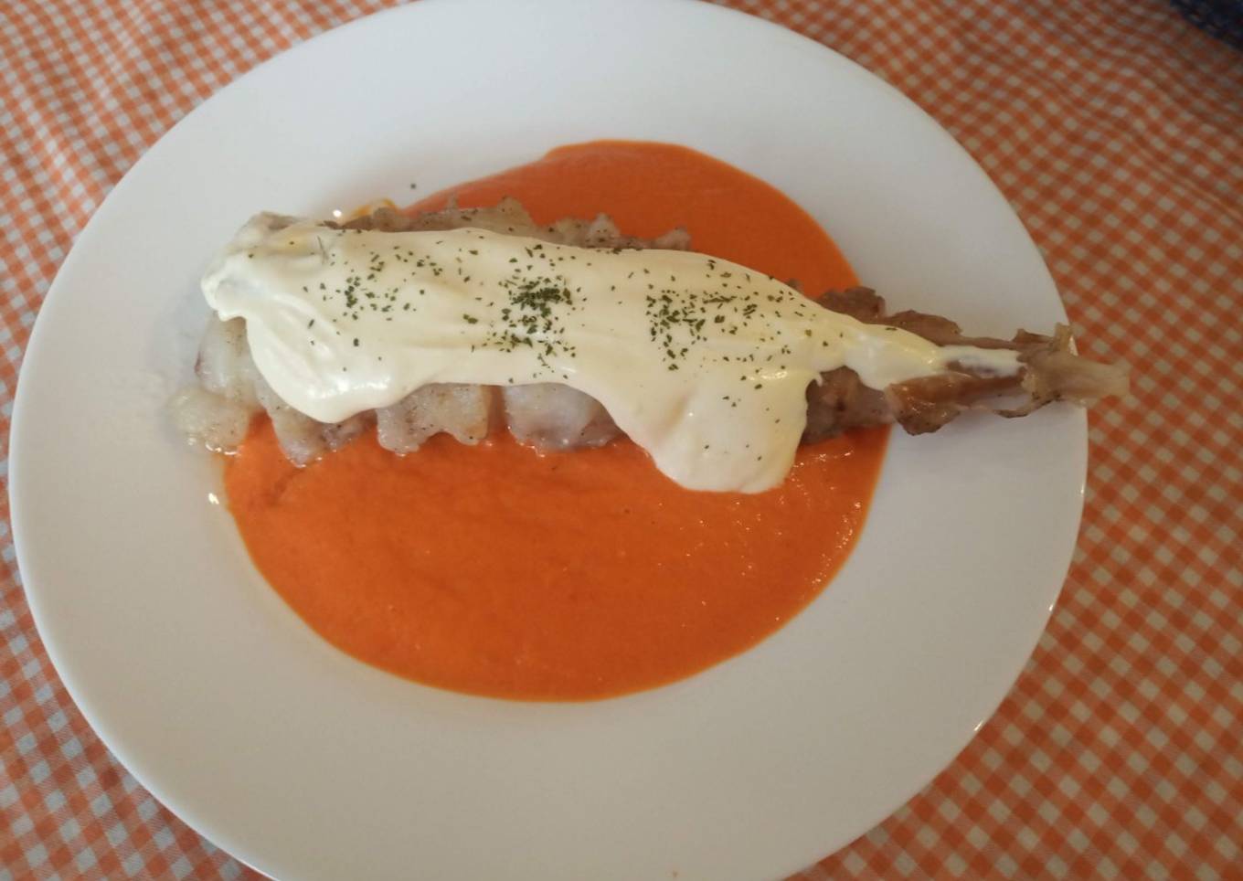 Rape con coulis de pimientos rojos