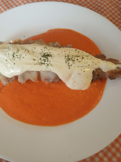 Una foto de Rape con coulis de pimientos rojos