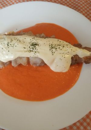 Una foto de Rape con coulis de pimientos rojos