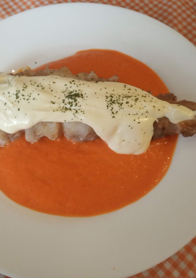 Una foto de Rape con coulis de pimientos rojos