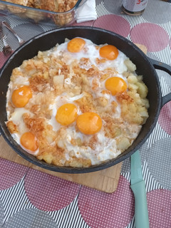 Una foto de Patatas al ajillo con huevo