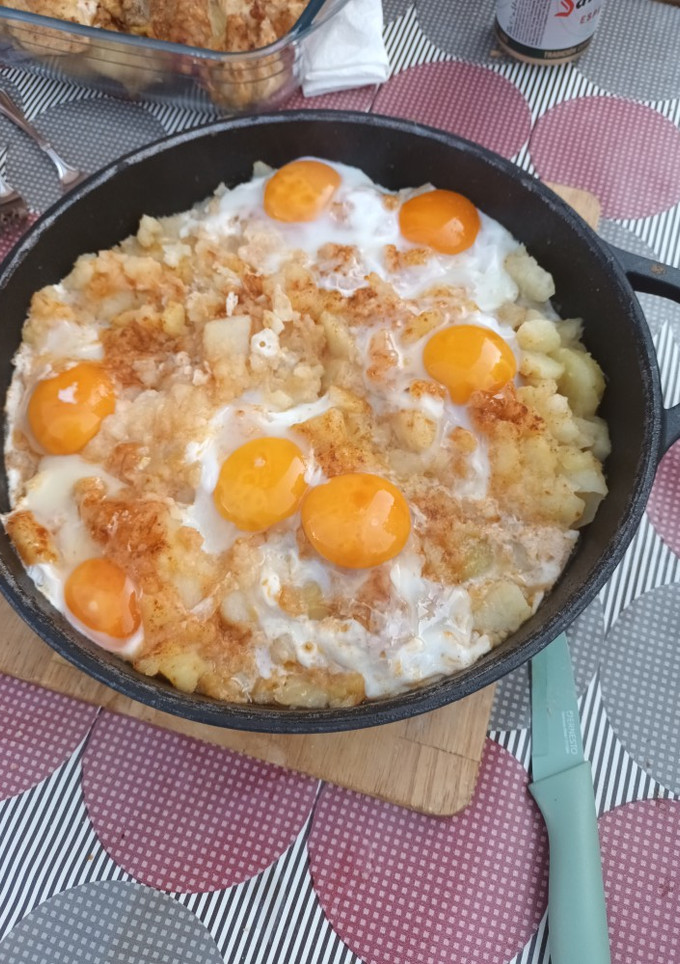 Una foto de Patatas al ajillo con huevo