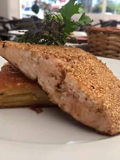 Una foto de Salmón con crocante de sésamo