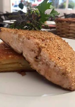 Una foto de Salmón con crocante de sésamo