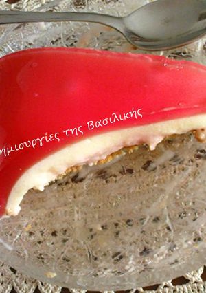 Φωτογραφία της συνταγής Μπισκοτένιο γλυκό με ζελέ φράουλα και 2 κρέμες