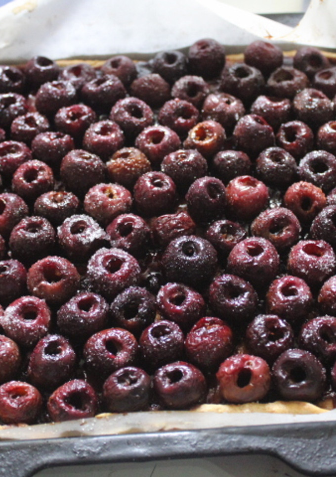 Una foto de Coca de cerezas