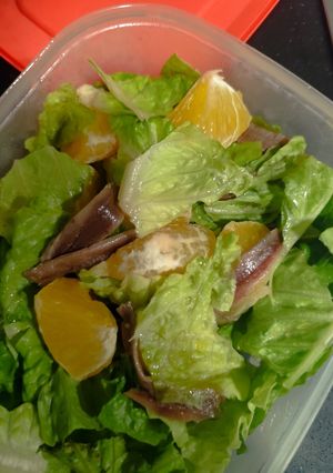 Una foto de Ensalada con Anchoa, Naranja y Lechuga