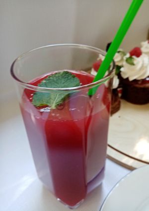 O poză a rețetei Limonadă din dude negre, zmeură, cireșe și mentă.