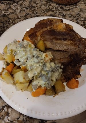 Una foto de Verduras al horno con salsa de puerro y champiñones 🍄🟫