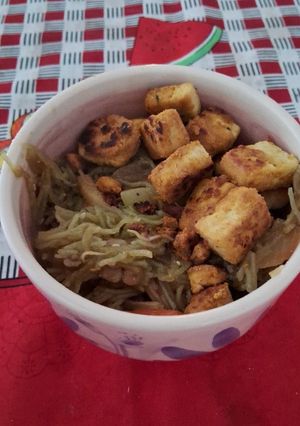 Una foto de Fideos de arroz con verduras y tofu