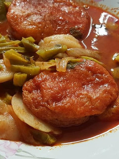Una foto de Tortitas de brócoli con caldillo de tres chiles, nopales y papas campiranas de doña Rafaela