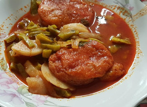 Una foto de Tortitas de brócoli con caldillo de tres chiles, nopales y papas campiranas de doña Rafaela