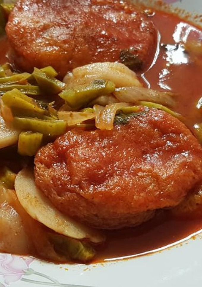 Una foto de Tortitas de brócoli con caldillo de tres chiles, nopales y papas campiranas de doña Rafaela