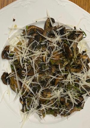 Una foto de Champiñones  a la plancha con virutas de calabacín y queso curado