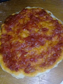 Una foto de Pizza casera con royal y levadura.