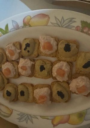 Una foto de Canapés de jamón serrano y mejillones en escabeche