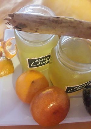 Una foto de Agua con Piel (cáscara) de Mandarina