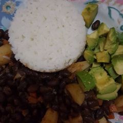A picture of Tradational KIKUYU Njahi served with rice and Ovacado.