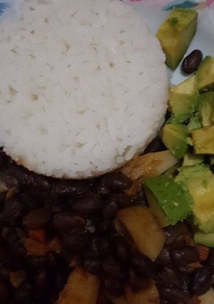 A picture of Tradational KIKUYU Njahi served with rice and Ovacado.