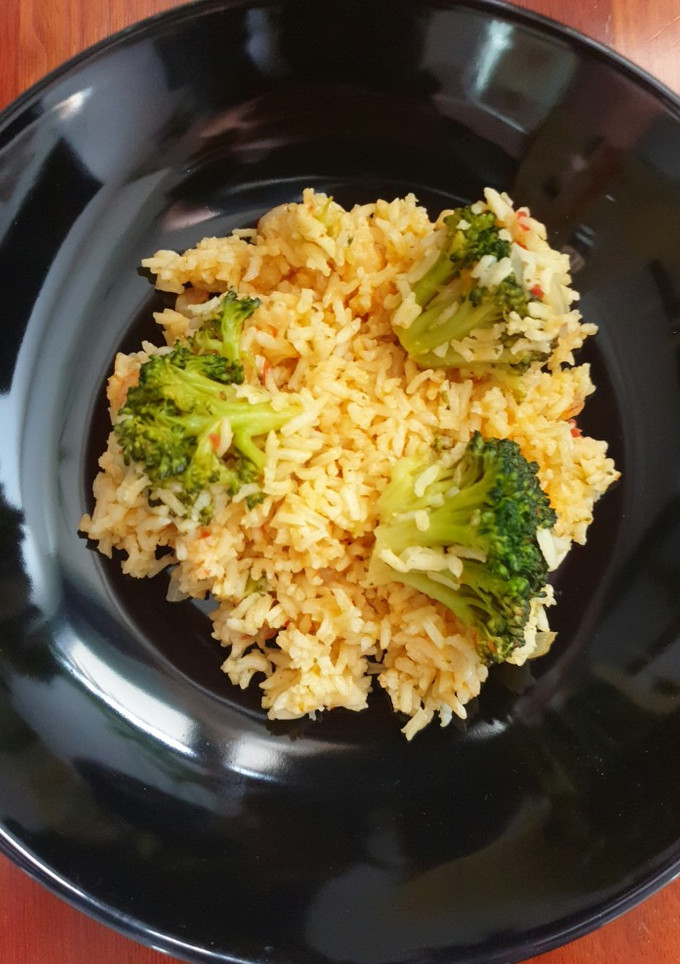 Una foto de Arroz al curry con gambitas y brócoli