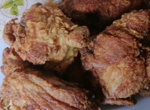 Una foto de Pollo a la broster con mostaza y limón