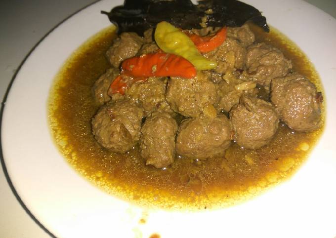 Bola-bola daging semur