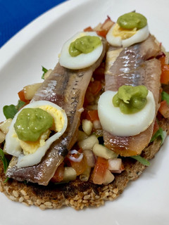 Una foto de Tostas de sardina ahumada con picadillo de pera