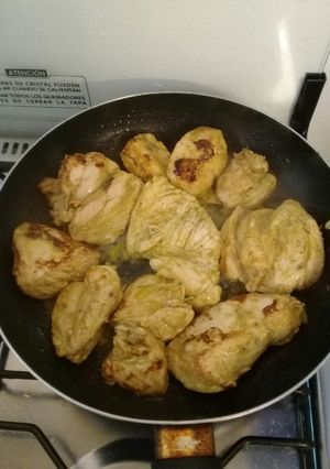 Una foto de Pechuga de pollo con mostaza, salsa barbecue y pimentón