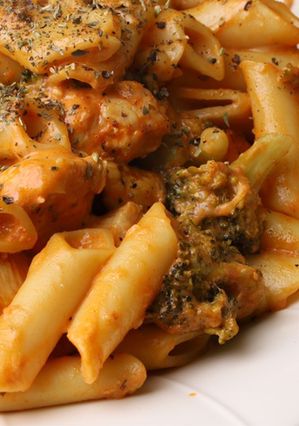 صورة لوصفة باستا بالدجاج والبروكلي بالبينك صوص